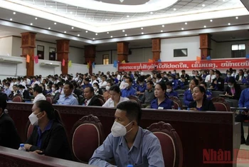 Hàng trăm học viên, giảng viên của Học viện Chính trị và Hành chính quốc gia Lào tham dự hội nghị ngày 1/7. (Ảnh: XUÂN SƠN)