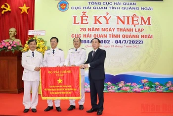 Trao Cờ thi đua của Bộ Tài chính tặng Cục Hải quan tỉnh Quảng Ngãi.