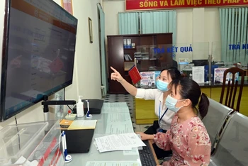 Ứng dụng công nghệ trong việc tra cứu, thực hiện thủ tục hành chính tại UBND phường Trung Hòa (Cầu Giấy, Hà Nội). (Ảnh: Duy Linh)