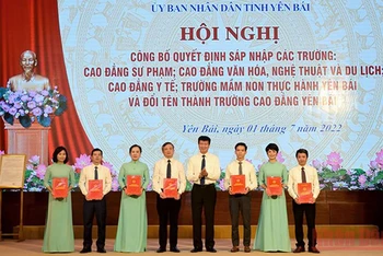 Chủ tịch UBND tỉnh Yên Bái Trần Huy Tuấn trao các quyết định bổ nhiệm về công tác cán bộ.
