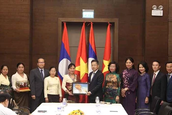 Đồng chí Nguyễn Văn Quảng trao tặng quà cho Đoàn đại biểu cấp cao Hội Liên hiệp phụ nữ Lào.