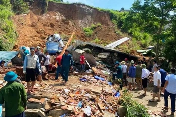 Đất đá sạt lở, xô đổ ngôi nhà của hộ dân ở huyện Quan Sơn, tỉnh Thanh Hóa.