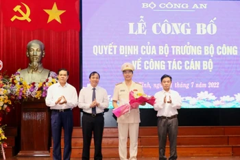 Các đồng chí Thường trực Tỉnh ủy Hà Tĩnh tặng hoa chúc mừng tân Giám đốc Công an Hà Tĩnh. 