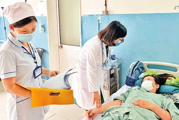 Bệnh nhân điều trị tại Bệnh viện đa khoa khu vực Hóc Môn. (Ảnh minh họa: nhandan.vn)