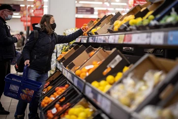 Người dân mua hàng tại một siêu thị ở Pháp. (Nguồn: AFP/TTXVN)