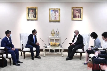 Bộ trưởng Năng lượng Thái Lan Supattanapong Punmeechaow và Đại sứ Phan Chí Thành tại cuộc gặp. 