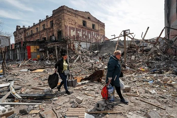 Cảnh hoang tàn tại TP Mariupol, Ukraine, ngày 10/4. (Ảnh: Reuters)