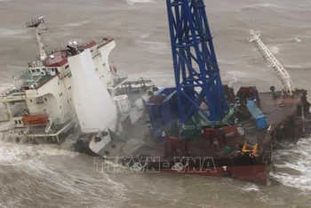 Hiện trường con tàu kỹ thuật bị vỡ đôi trong bão Chaba ngoài khơi Đặc khu hành chính Hồng Kông (Trung Quốc), ngày 2/7. (Ảnh: AFP/TTXVN)