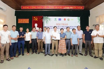 Trao chứng chỉ FSC cho các nhóm hộ dân trồng Lùng ở Đồng Văn (Quế Phong).