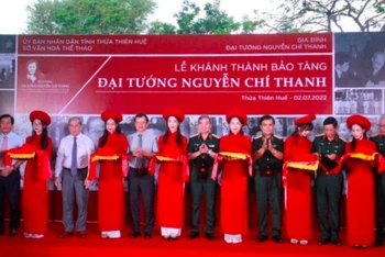 Lãnh đạo các ban, ngành Trung ương và tỉnh Thừa Thiên Huế cắt băng khánh thành Bảo tàng Đại tướng Nguyễn Chí Thanh.