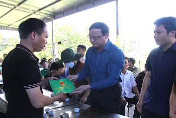 Phó Chủ tịch Ủy ban nhân dân tỉnh Tuyên Quang Nguyễn Mạnh Tuấn và đoàn công tác trao hỗ trợ và thăm hỏi động viên gia đình nạn nhân.