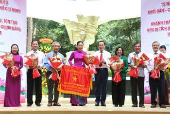 Đồng chí Nguyễn Văn Nên tặng hoa cho các đồng chí nguyên Bí thư Đảng ủy Khối Dân-Chính-Đảng Thành phố Hồ Chí Minh.