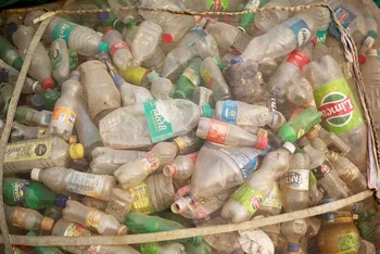 Một bao tải đựng chai nhựa bỏ đi được nhìn thấy tại một bãi tái chế ở New Delhi, Ấn Độ, ngày 22/11/2018. (Ảnh: Reuters)