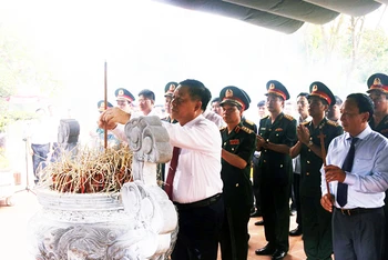 Đồng chí Nguyễn Trọng Nghĩa dâng hương viếng các liệt sĩ Trạm thông tin A69 tại hang Lèn Hà.