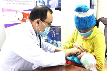 Bác sĩ Bệnh viện Tim Tâm Đức đến từ TP Hồ Chí Minh khám sàng lọc bệnh tim cho trẻ em nghèo ở Đắk Lắk.