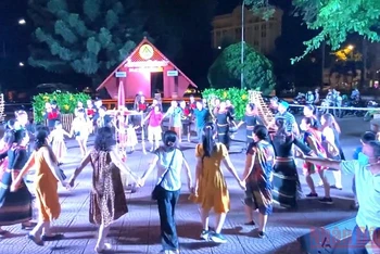 Du khách đến xem và giao lưu với các nghệ nhân diễn tấu cồng chiêng tại Chương trình biểu diễn văn hóa cồng chiêng phục vụ nhân dân và du khách được tổ chức tại Trung tâm Văn hóa tỉnh Đắk Lắk.