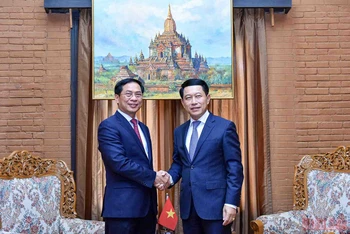 Bộ trưởng Ngoại giao Bùi Thanh Sơn gặp Phó Thủ tướng, Bộ trưởng Ngoại giao Lào. 