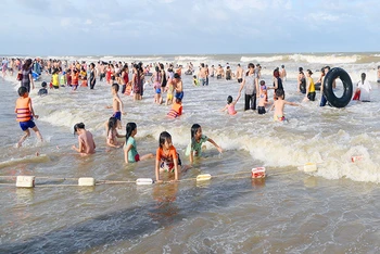 Bãi biển Sầm Sơn (tỉnh Thanh Hóa) thu hút đông du khách trong kỳ nghỉ hè. (Ảnh MINH HUYỀN)