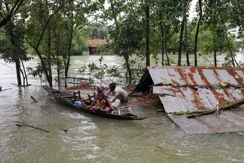Người dân Bangladesh đi sơ tán sau trận lũ quét ở thành phố Sylhet, Bangladesh, ngày 19/6/2022. (Ảnh: REUTERS)