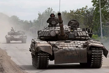 Xe tăng của lực lượng Nga tại Luhansk hồi tháng 5/2022. (Ảnh: Reuters)