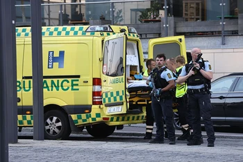 Xe cứu thương và cảnh sát mang theo vũ khí đứng bên ngoài trung tâm mua sắm Field's tại Orestad, thủ đô Copenhagen, Đan Mạch, ngày 3/7. (Ảnh: Reuters)