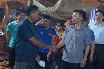 Lãnh đạo UBND huyện Nậm Pồ thăm hỏi, động viên người thân của 2 nạn nhân tử vong do sạt lở đất.