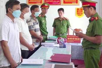 Công an tỉnh Quảng Nam công bố các quyết định đối với 3 bị can.