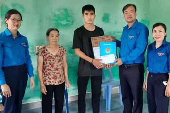 Lãnh đạo Tỉnh đoàn Thái Bình trao quà hỗ trợ cho học sinh Đặng Văn Hưởng, lớp 12 trường Trung học phổ thông Bắc Kiến Xương mồ côi cả cha lẫn mẹ.