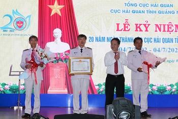 Phó Chủ tịch Ủy ban nhân dân tỉnh Nguyễn Hồng Quang trao bằng khen tặng Cục Hải quan tỉnh Quảng Nam.