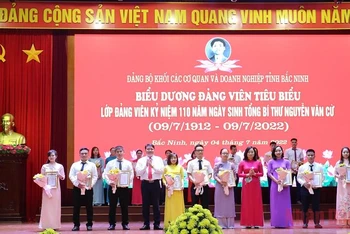 Đảng ủy Khối các Cơ quan và Doanh nghiệp tỉnh Bắc Ninh tuyên dương các đảng viên trẻ tiêu biểu.