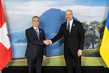 Tổng thống Thụy Sĩ Ignazio Cassis (trái) chào mừng Thủ tướng Ukraine Denys Shmyhal đến dự Hội nghị tái thiết Ukraine, Lugano, Thụy Sĩ, ngày 4/7/2022. (Ảnh: REUTERS)