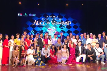 Lãnh đạo Nhà hát Kịch Việt Nam và nhóm các nghệ sĩ Việt Nam và Australia tham gia dựng vở nhạc kịch "Alice ở xứ sở thần tiên". Ảnh: qdnd.vn.