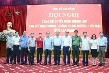 Các thành viên Ban Chỉ đạo phòng, chống tham nhũng, tiêu cực tỉnh Cao Bằng.