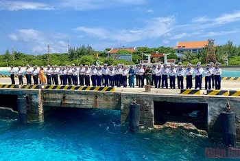 Quân và dân trên đảo Trường Sa Lớn chào tạm biệt Đoàn công tác số 10.