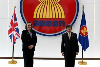 Bộ trưởng Thương mại quốc tế Anh (bên trái) gặp Tổng Thư ký ASEAN. (Ảnh ASEAN.ORG)