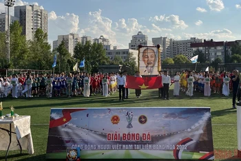 Khai mạc giải bóng đá cộng đồng người Việt Nam tại Nga. (Ảnh: QUẾ ANH)