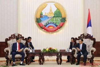 Thủ tướng Lào Phankham Viphavanh (phải) đánh giá cao chuyến thăm Lào lần này của Đoàn công tác tỉnh Hà Tĩnh. (Ảnh: Duy Toàn)