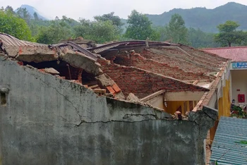 Một căn nhà tại xã An Thắng bị gió lốc làm tốc mái.