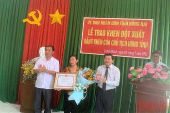 Lãnh đạo Sở Nội vụ trao Bằng khen của Chủ tịch Ủy ban nhân dân tỉnh Đồng Nai tặng chị Bùi Thị Phụng.