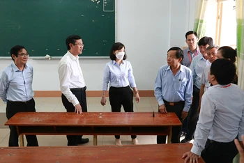 Thứ trưởng Giáo dục và Đào tạo Nguyễn Văn Phúc kiểm tra một điểm thi tại thành phố Biên Hòa, tỉnh Đồng Nai.