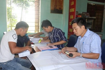 Chủ đầu tư dự án phối hợp huyện Can Lộc kiểm đếm công khai, minh bạch khối lượng giải phóng mặt bằng trong phạm vi dự án.