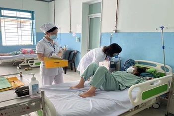 Bệnh nhân mắc sốt xuất huyết điều trị tại Bệnh viện Đa khoa khu vực Hóc Môn.