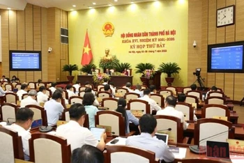 Các đại biểu Hội đồng nhân dân thành phố Hà Nội biểu quyết thông qua Nghị quyết tại kỳ họp. Ảnh: Viết Thành