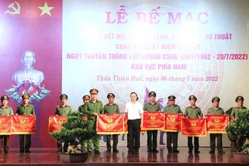 Đồng chí Nguyễn Quang Tuấn, Phó Chủ tịch Thường trực Hội đồng nhân dân tỉnh Thừa Thiên Huế trao giải Nhất toàn đoàn cho Công an tỉnh Đồng Nai.