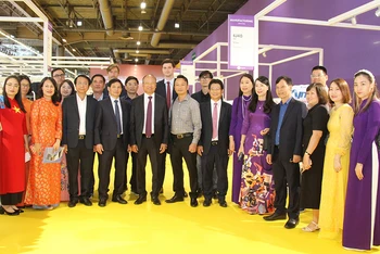 Đại sứ Đinh Toàn Thắng tham dự lễ khai trương khu trưng bày Việt Nam cùng đại diện Ban Tổ chức hội chợ và các doanh nghiệp Việt Nam. 