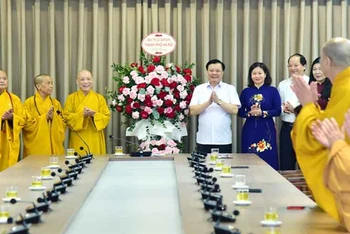 Bí thư Thành ủy Hà Nội Đinh Tiến Dũng tiếp Ban Trị sự Thành hội Phật giáo Hà Nội nhiệm kỳ 2022-2027. (Ảnh: Duy Linh)