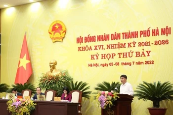 Giám đốc Sở Tài chính thành phố Hà Nội trình bày tờ trình tại Kỳ họp. (Ảnh: Duy Linh)