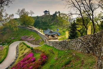 Tường thành cổ - Di sản thế giới Baekje. (Ảnh: world.kbs.co.kr)
