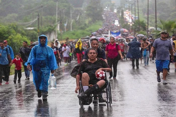 Đoàn người di cư tại Tapachula, Mexico, hướng tới biên giới giáp Mỹ, ngày 6/6. (Ảnh: Reuters)