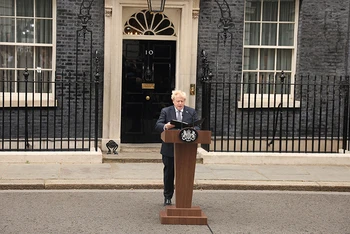 Thủ tướng Boris Johnson đưa ra tuyên bố từ chức trên phố Downing, Thủ đô London, ngày 7/7. (Ảnh: Reuters)